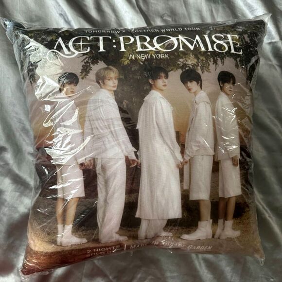 Tomorrow x Together World Tour Act Promise Madison Square Garden New York Pillow - Picture 1 of 11